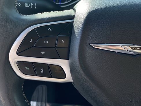 Used 2023 Chrysler Pacifica Touring-L image 13