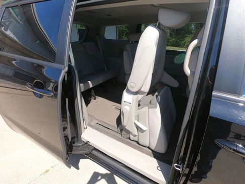 Used 2019 Kia Sedona L image 24