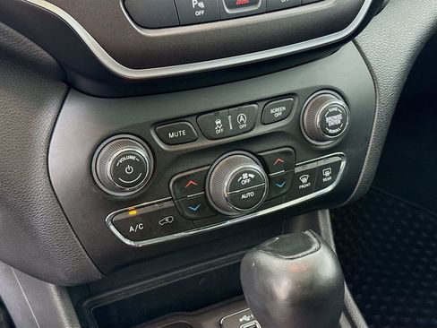 Used 2021 Jeep Cherokee Trailhawk w/ Sun, Sound & Nav Group AWD/4WD image 18