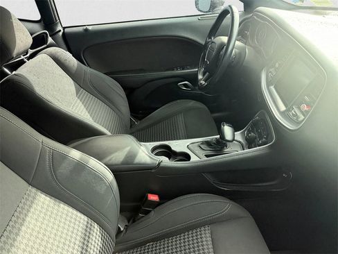 Used 2016 Dodge Challenger SXT image 10