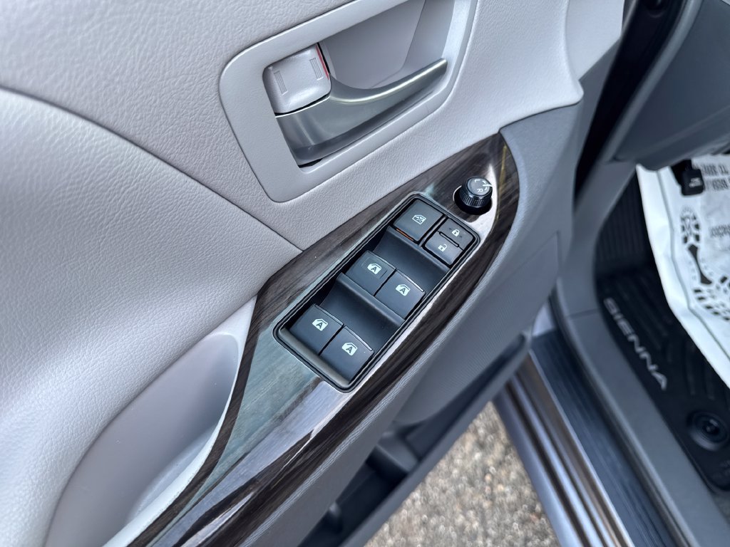 Used 2017 Toyota Sienna XLE w/ XLE Navigation Package AWD/4WD image 13