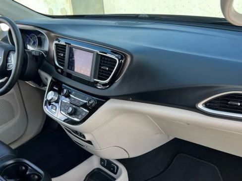 Used 2020 Chrysler Voyager Lxi image 15