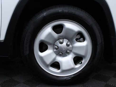 Used 2014 Jeep Cherokee Sport image 6