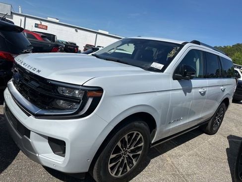 Used 2025 Ford Expedition Platinum image 3