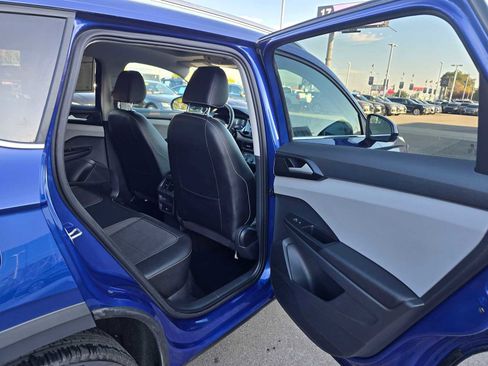 Used 2022 Volkswagen Taos SE w/ Panoramic Sunroof Package image 14