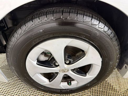 Used 2014 Toyota Prius Three image 11