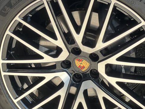 Certified 2025 Porsche Macan image 14