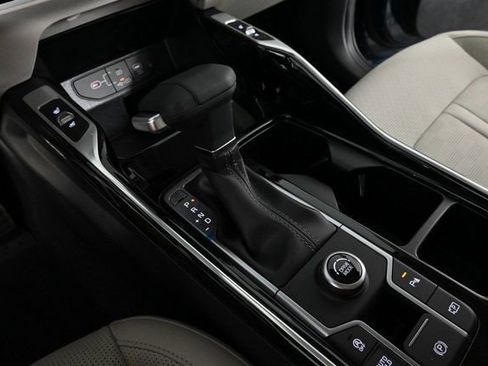 Certified 2025 Kia Sorento SX image 27