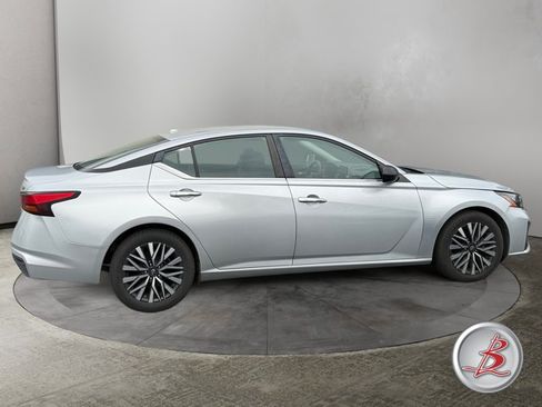 Used 2024 Nissan Altima 2.5 SV FWD image 8