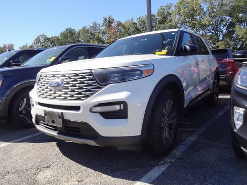 Certified 2020 Ford Explorer Platinum w/ Premium Technology Package image 3