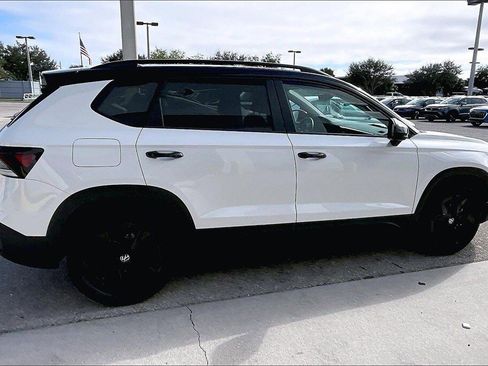 New 2026 Volkswagen Taos SE image 4