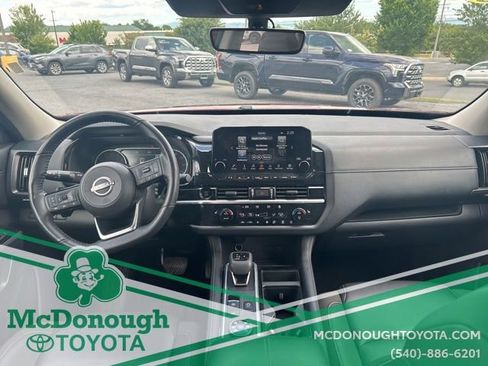 Used 2025 Nissan Pathfinder SL AWD/4WD image 12