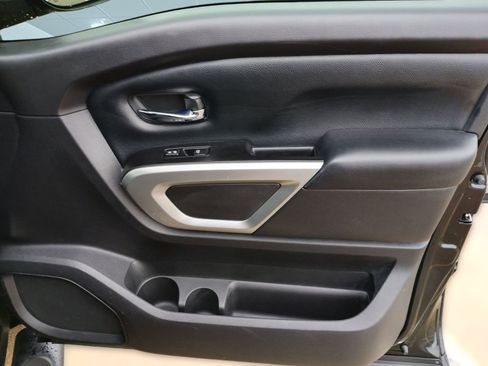 Used 2017 Nissan Titan SV image 27