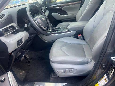 Used 2023 Toyota Highlander Platinum FWD image 7