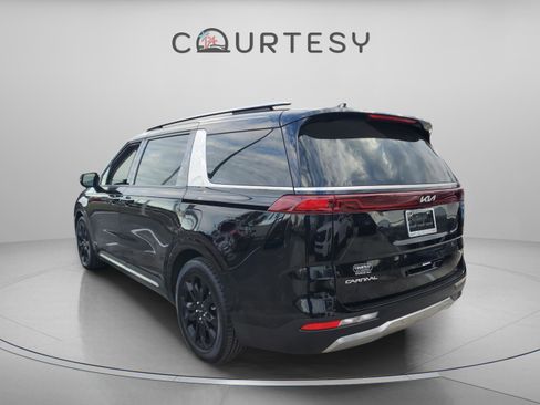 Used 2024 Kia Carnival SX Prestige image 2