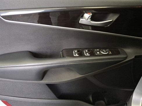 Used 2019 Kia Sorento LX image 17