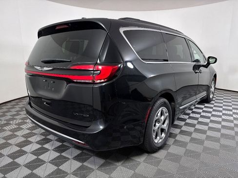 Used 2023 Chrysler Pacifica Limited image 18