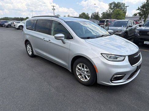 Used 2022 Chrysler Pacifica Touring-L FWD image 9