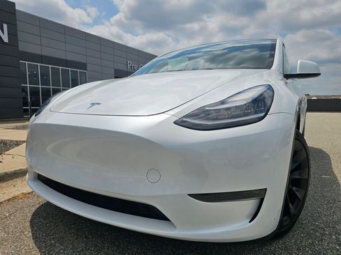 Used 2023 Tesla Model Y Long Range AWD/4WD image 1