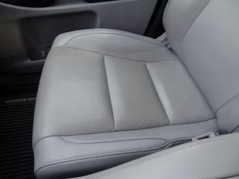 Used 2019 Toyota Highlander XLE AWD/4WD image 15