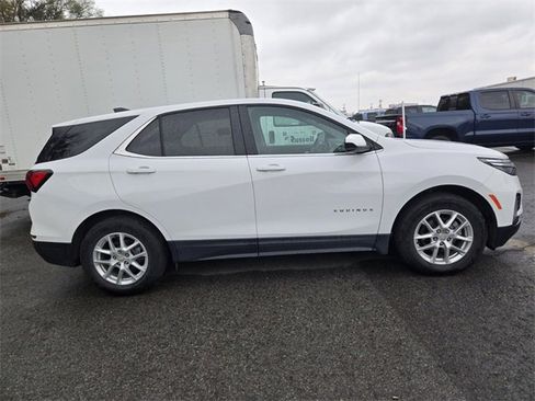 Used 2022 Chevrolet Equinox LT image 2