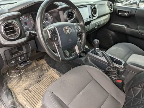 Used 2019 Toyota Tacoma TRD Sport image 10