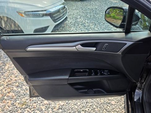 Used 2015 Ford Fusion SE FWD image 11