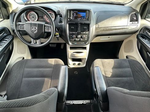 Used 2019 Dodge Grand Caravan SE w/ UConnect Hands-Free Group image 11