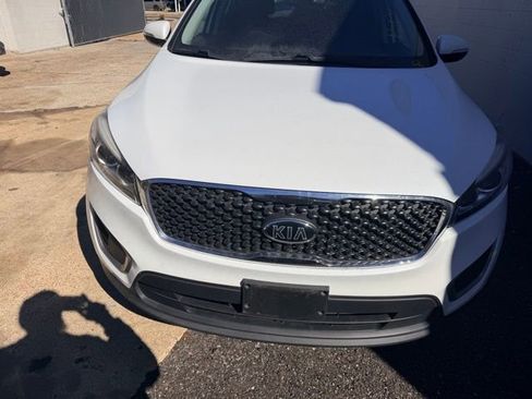 Used 2018 Kia Sorento LX image 2