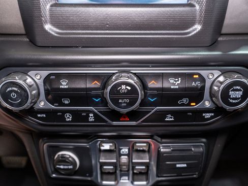 Used 2021 Jeep Wrangler Unlimited Sahara w/ LED Lighting Group AWD/4WD image 18