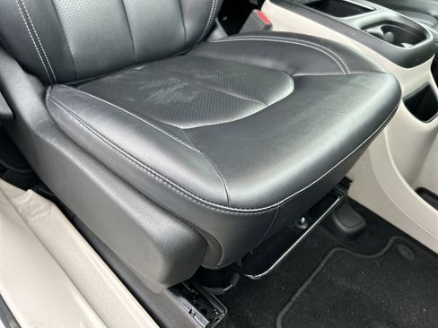 Used 2024 Chrysler Pacifica Touring-L image 13