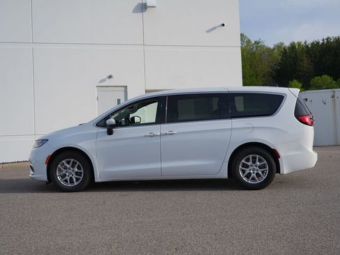 Used 2023 Chrysler Pacifica Touring-L FWD image 6