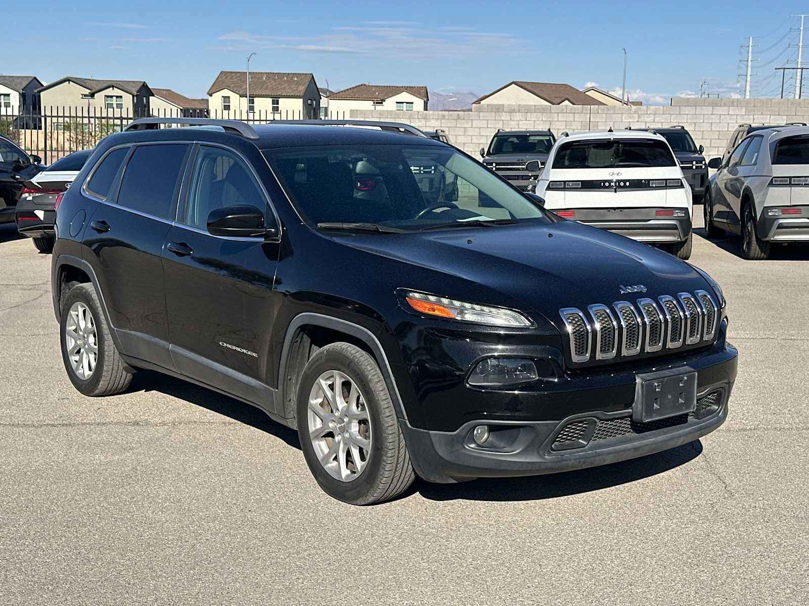 Used 2015 Jeep Cherokee Latitude FWD image 2