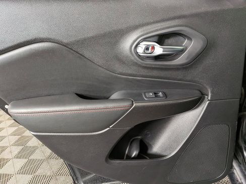 Used 2020 Jeep Cherokee Trailhawk w/ Cold Weather Group image 31