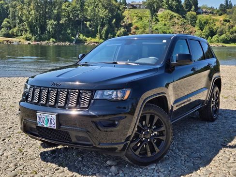 Used 2018 Jeep Grand Cherokee Altitude AWD/4WD image 3
