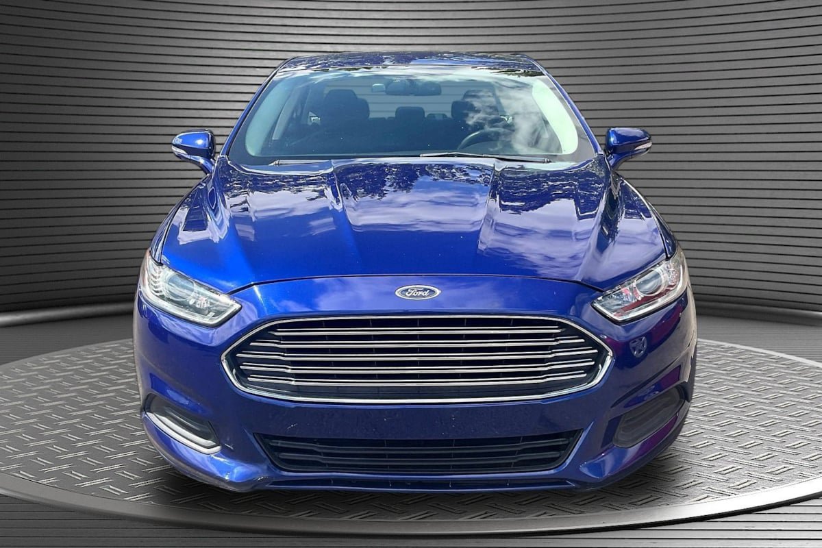 Used 2015 Ford Fusion SE FWD image 2