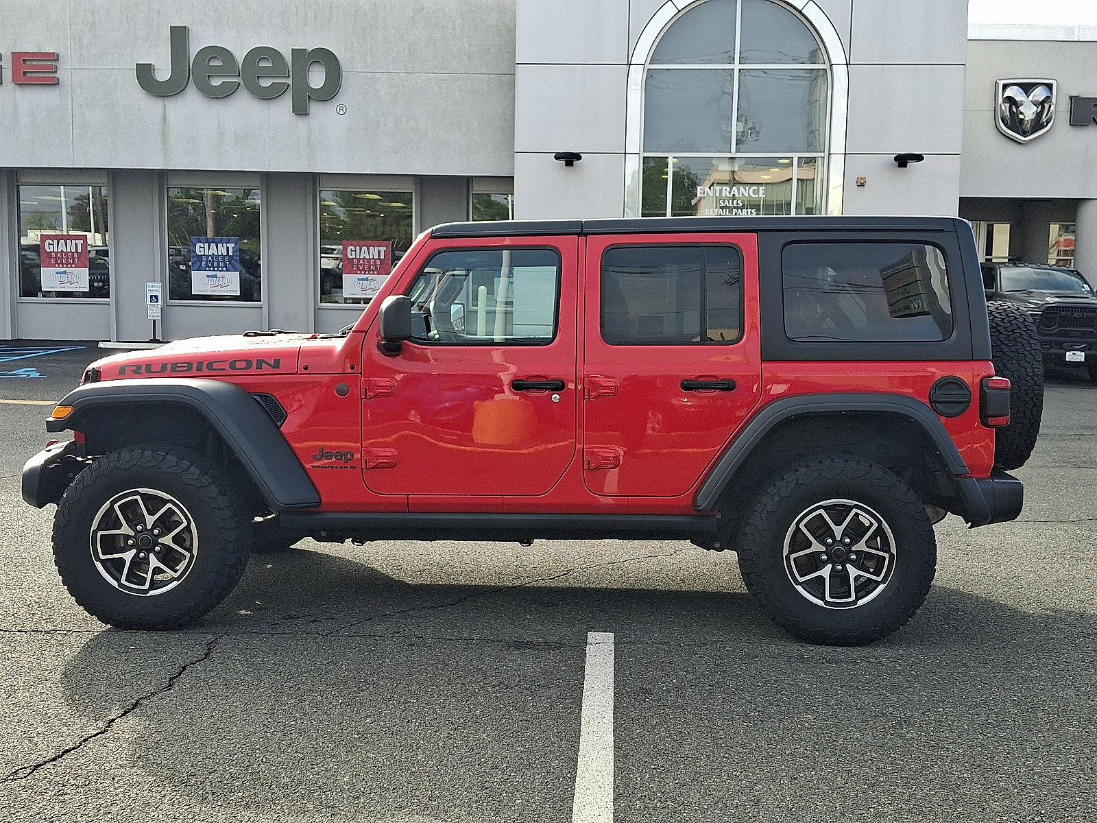 Used 2025 Jeep Wrangler Unlimited Rubicon AWD/4WD image 4