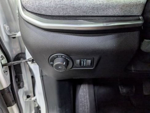 Used 2025 Jeep Compass Latitude AWD/4WD image 19