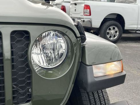 Used 2022 Jeep Gladiator Sport image 9
