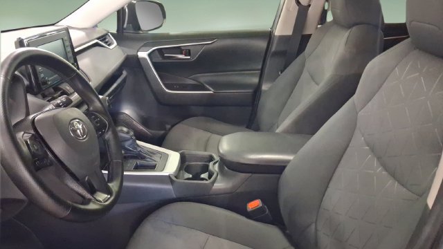 Used 2020 Toyota RAV4 XLE w/ Convenience Package FWD image 9