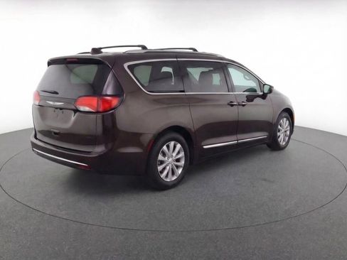 Used 2018 Chrysler Pacifica Touring-L image 5