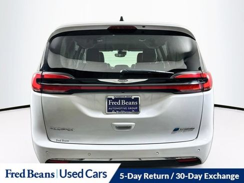Used 2023 Chrysler Pacifica Touring-L FWD image 9