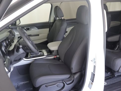 Used 2024 Kia Carnival LX FWD image 6
