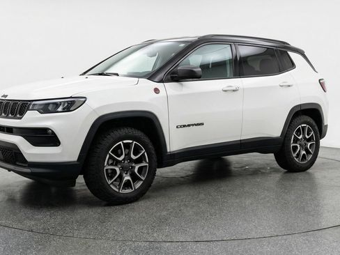 Used 2025 Jeep Compass Trailhawk AWD/4WD image 3
