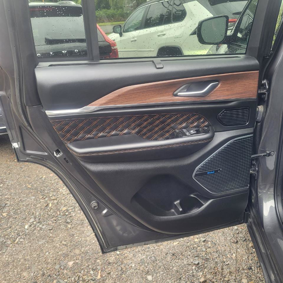 Used 2022 Jeep Grand Cherokee Summit w/ Adv Protech Group IV AWD/4WD image 37