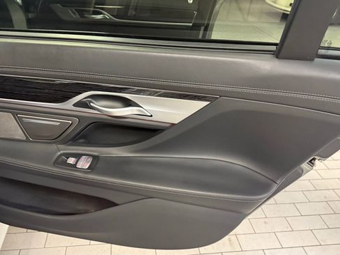 Used 2021 BMW 750i xDrive w/ Executive Package image 25