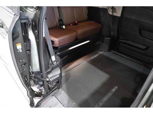 Used 2020 Toyota Sienna Limited Premium FWD image 18