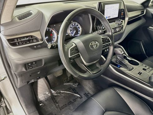 Used 2023 Toyota Highlander XLE FWD image 23