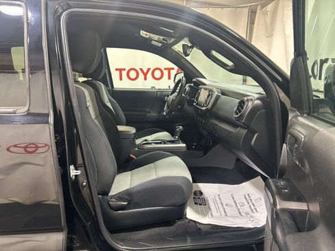 Used 2022 Toyota Tacoma TRD Off-Road AWD/4WD image 13