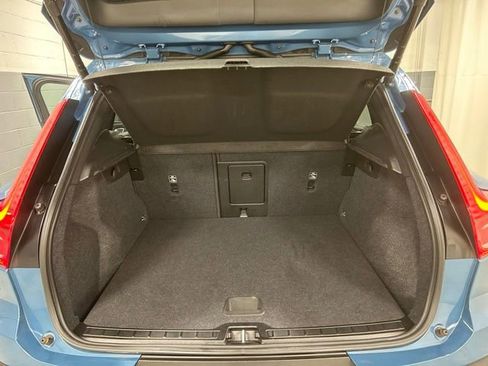 Used 2025 Volvo XC40 B5 Core image 7